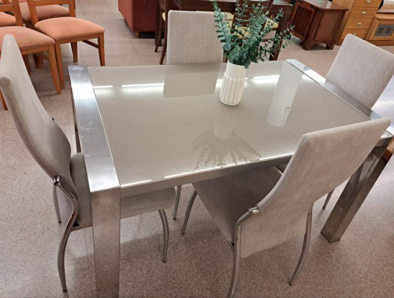 Modern Table & Chairs