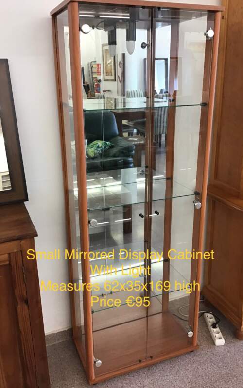 Mirrored Display Cainet