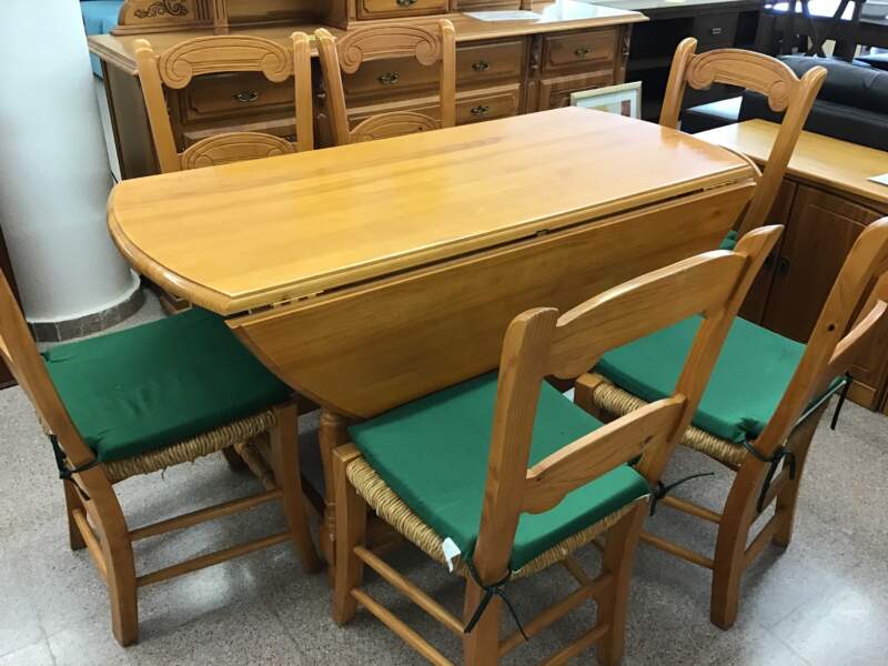 Round Table & 6 Chairs